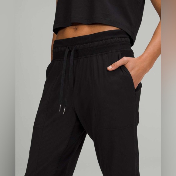 🍋 LULULEMON Dance Studio Mid-Rise Crop 25"
Black Size 4 - Picture 5 of 7